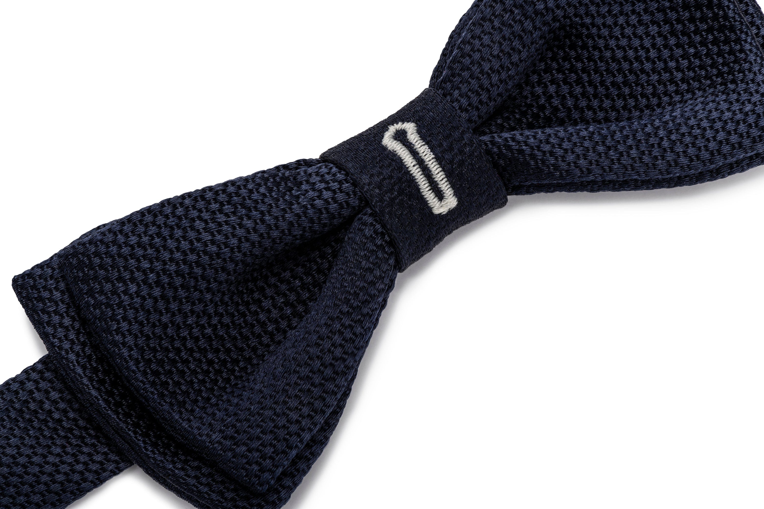 PASSE-PARTOUT BOW TIE