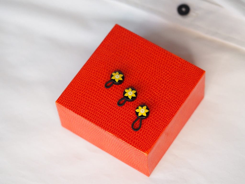 Display of the Trio Cochic Canadian Cancer Society Collar Daffodil Shirt Collar and cuff extenders