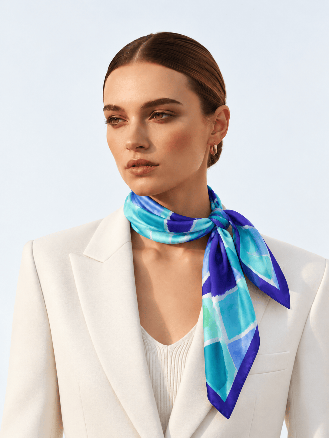 Chic Cocktail Summer Blue Hour silk foulard worn by a model - Cochic